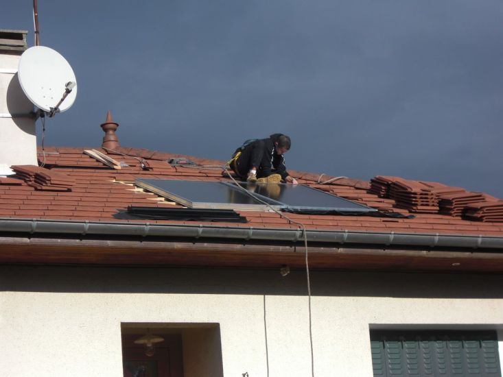 Pose de Panneaux solaires pour eau chaude sanitaire à Bourgoin dans le 338